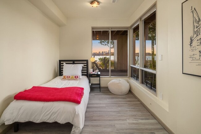 Building Photo - 3Bd/3.5Ba Mercer Island House