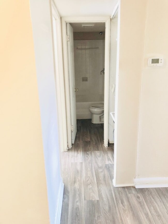 Building Photo - Classic 1 Bedroom Apartment in Historic Do...