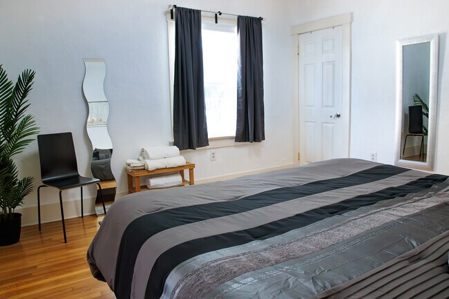 Primary suite - 2005 N Beachwood Dr