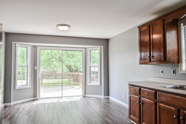 Building Photo - Pet Friendly Three Bedroom!