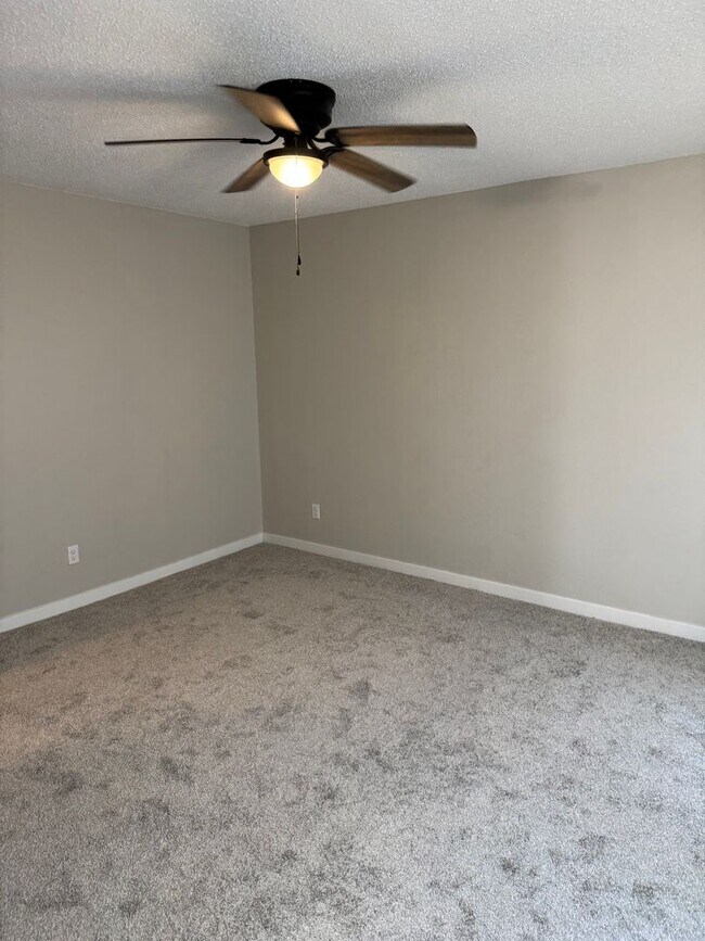 Building Photo - Recently remodeled!