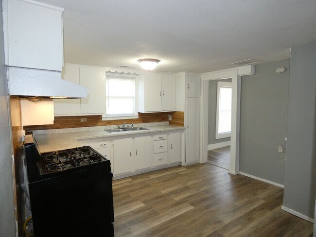 Building Photo - 3 bedroom, 1 bath