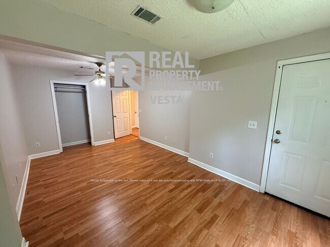 Building Photo - 3163 Highpoint Dr