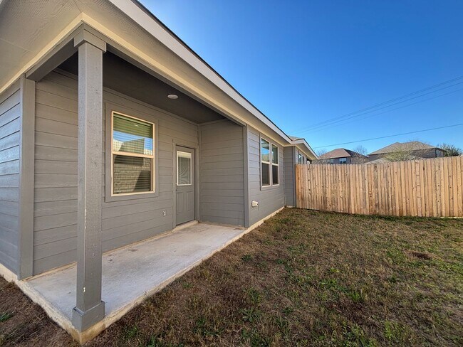 Building Photo - Luxury Living in the Heart of Cibolo!