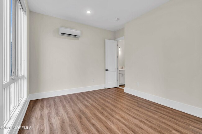 Building Photo - 527 Bangs Ave