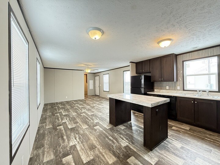 Building Photo - 10610 State Rte 762