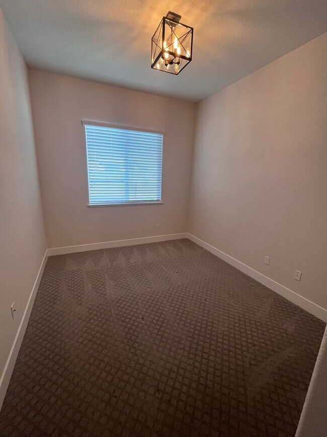 Building Photo - BEAUTIFUL SINGLE STORY HOME IN WEST ROSEVI...