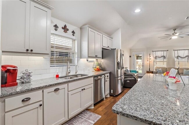 Building Photo - 4130 Kingsley Ave