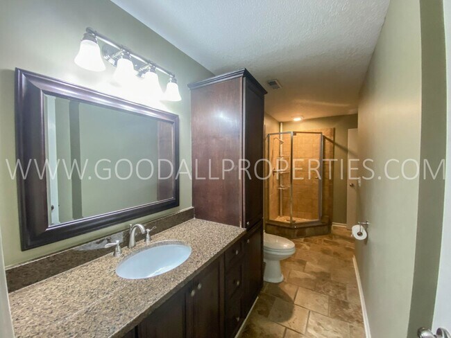 Building Photo - Executive Home - 4 Bedroom, 3.5 Bathroom in Country Club Neighborhood with Finished Basement