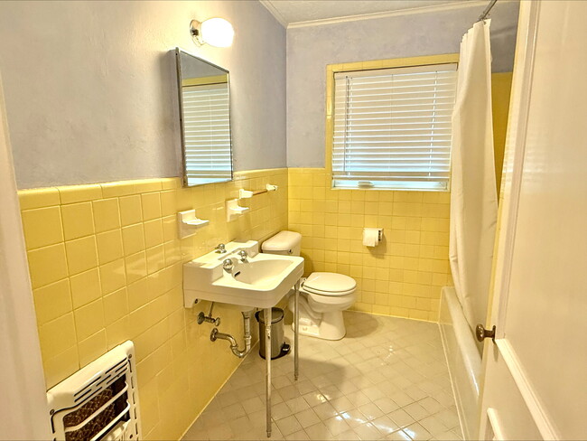 Building Photo - 1004 Brookside Dr