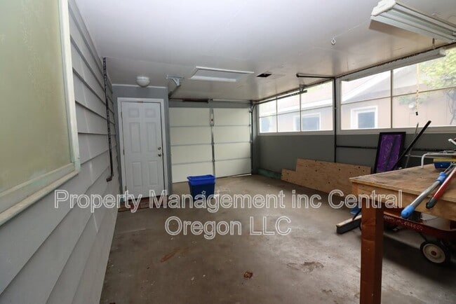 Building Photo - 1670 Yew St SE