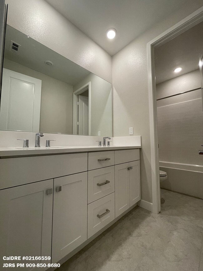 Building Photo - Lake Forest 3 Bedroom Home