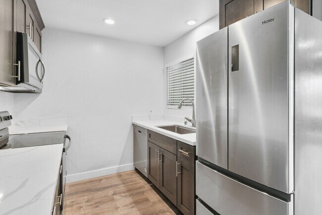 Building Photo - Pet Friendly & Remodeled 1BR Condo Near SD...
