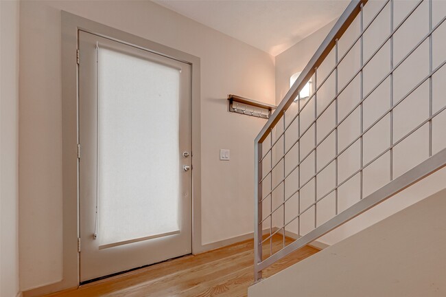 Building Photo - 5315 Lillian St