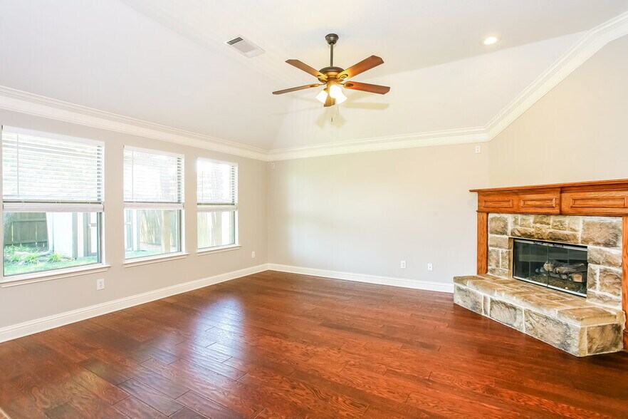 Building Photo - 206 Cox Dr