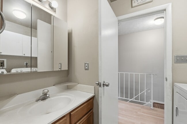 Building Photo - 72 Chelmsford Ct