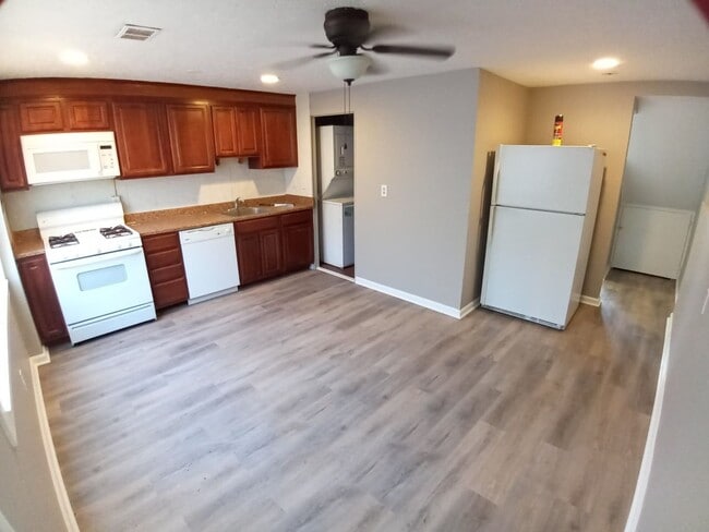 Building Photo - 3Br/1.5Ba Fully Renovated Townhouse