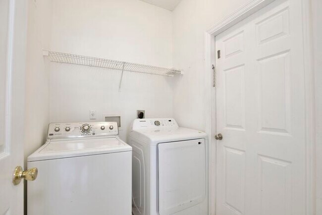 Building Photo - Lovely 3/2 Spacious Home and a 2 Car Garage in Deans Reserve - Orlando!