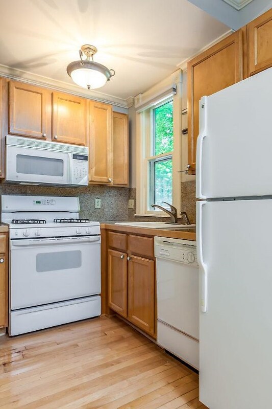 Building Photo - 238 Dale St N