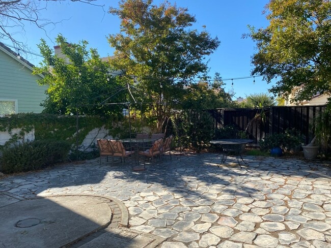 Building Photo - Spacious Antioch 3 bedroom, 2.5 bathroom end unit duet situated at the end of quiet cul de sac! W...