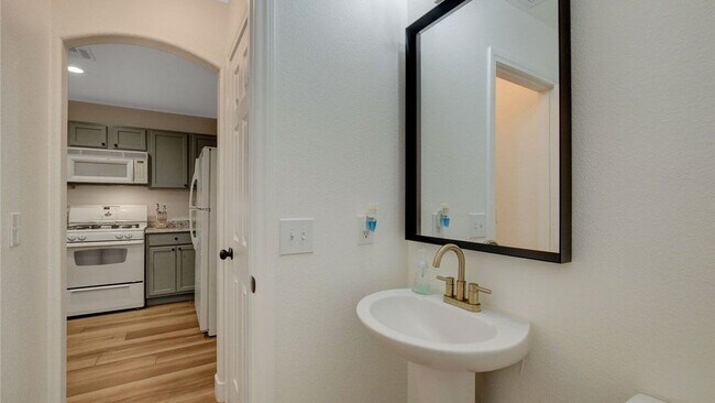 Building Photo - 9291 Hollander Ave