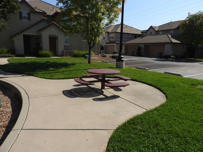 Building Photo - Beautiful Townhome in Empire Ranch