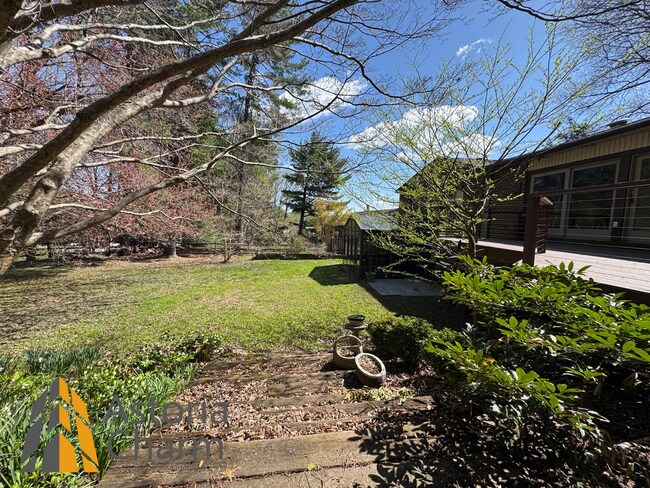 Building Photo - Spacious 5 Bedroom 3 Bath + Den Single Family Detached Home