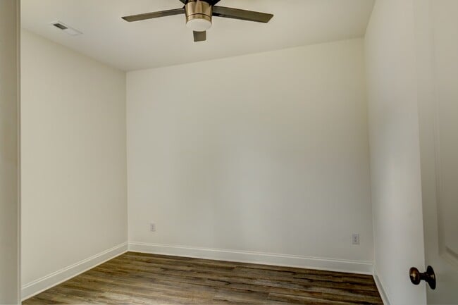 Building Photo - 201 Dale Dr