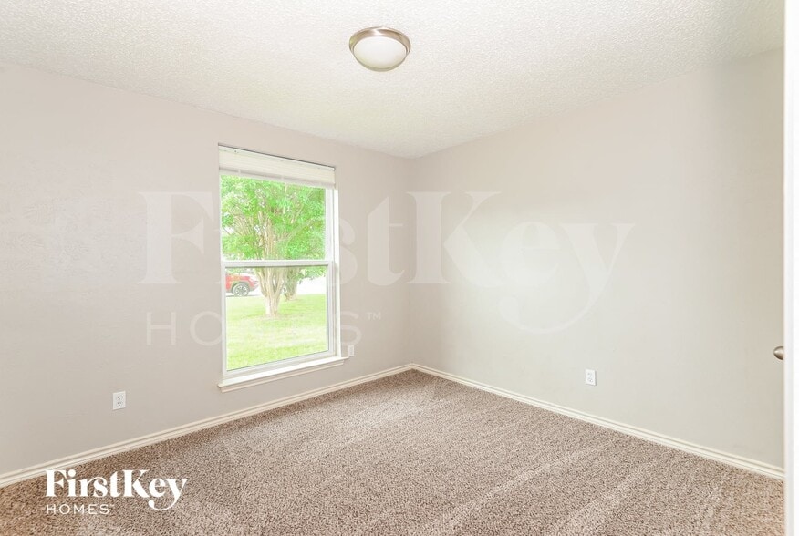 Building Photo - 302 Apache Dr