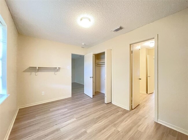 Building Photo - 902 N Meadows Dr