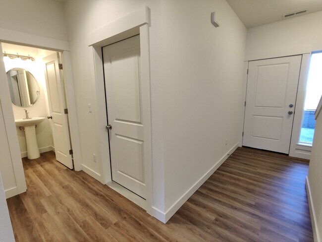 Building Photo - Contemporary Townhome with Open Floor Plan...