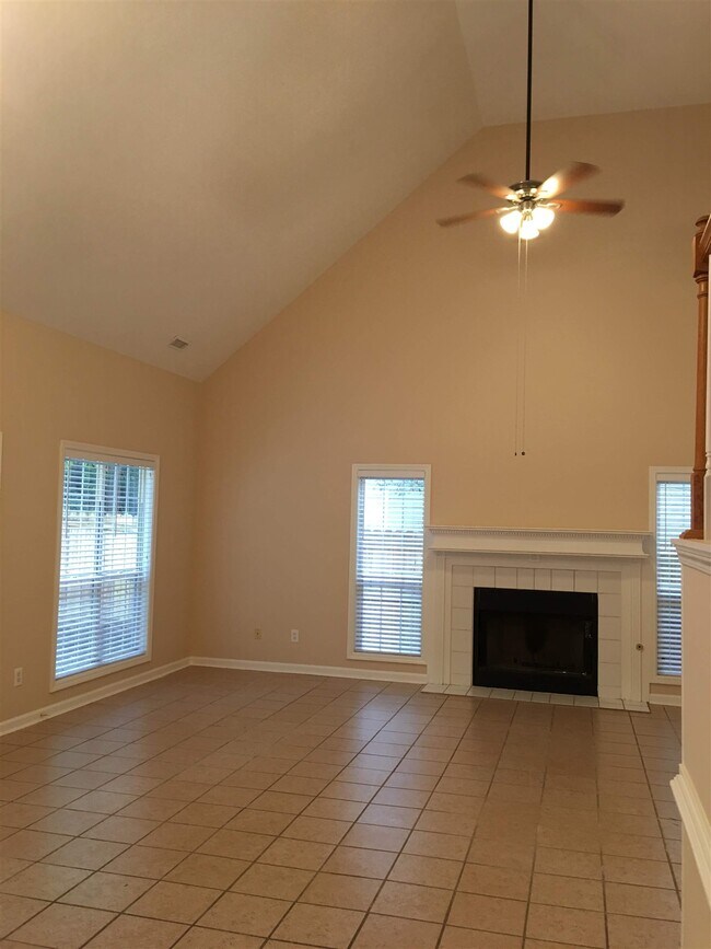 Building Photo - 111 Clarin Way