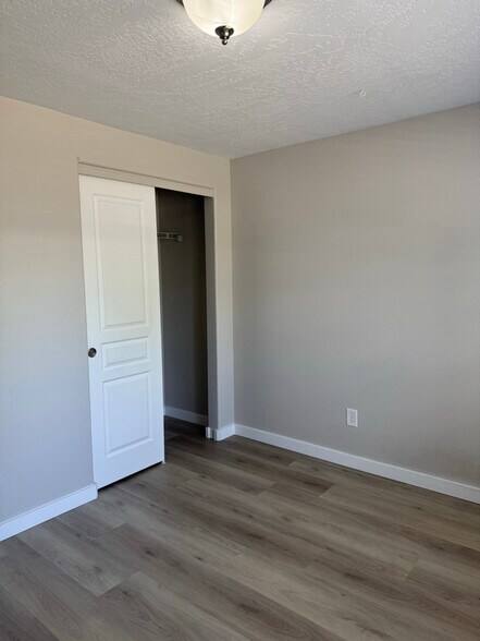 Building Photo - 1353 E Raymond Dr