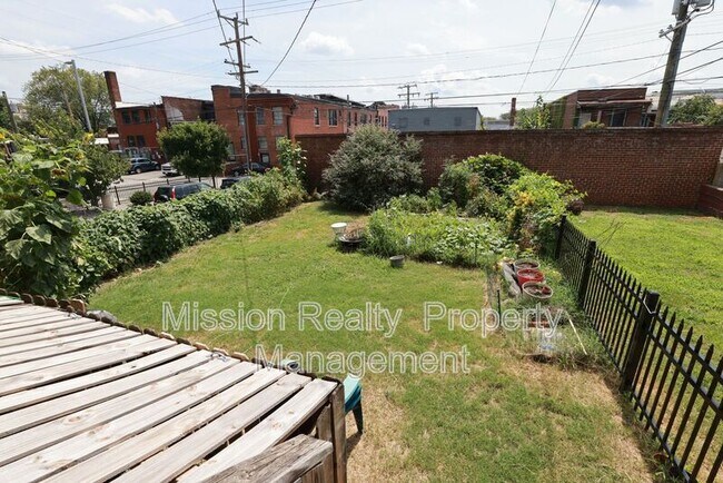 Building Photo - 1400 Bainbridge St