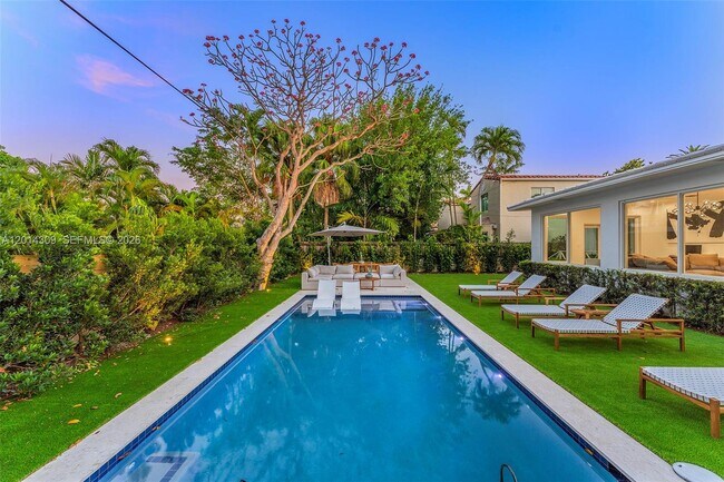 Building Photo - 6145 La Gorce Dr