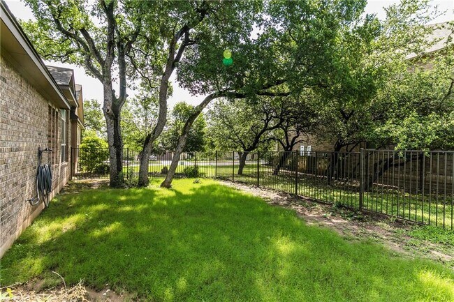 Building Photo - 211 Lake Como Dr