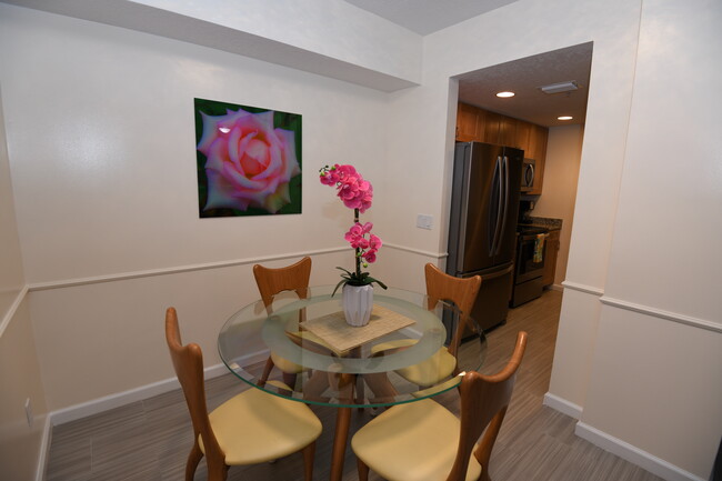 Cheerful dining area. - 5799 NE Island Cove Way