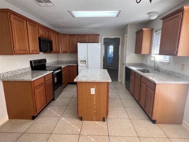 Building Photo - 811 Spring Valley Ct