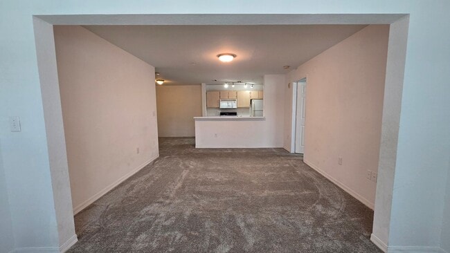 Building Photo - Spacious 2 Bed, 2 Bath Condo in Gated Comm...