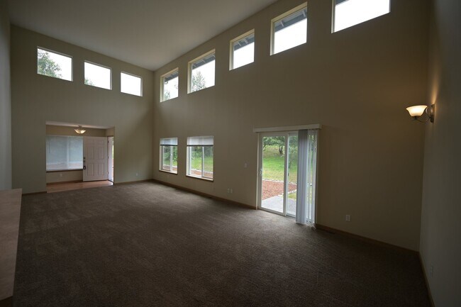 Building Photo - 3 bed, 2.5 bath, 2 car garage, lots of sun...