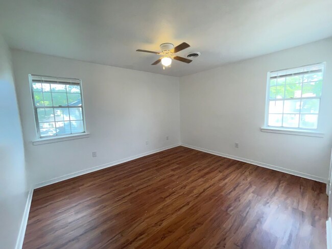 Building Photo - 3 bed 2 bath town home available in NE Jac...