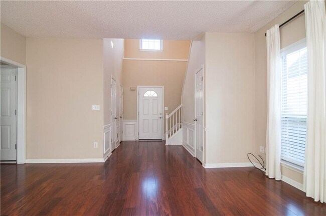 Building Photo - 558 Lullingstone Dr SE