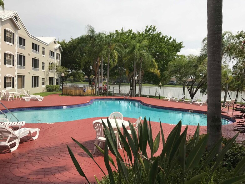 Building Photo - 2810 N Oakland Forest Dr