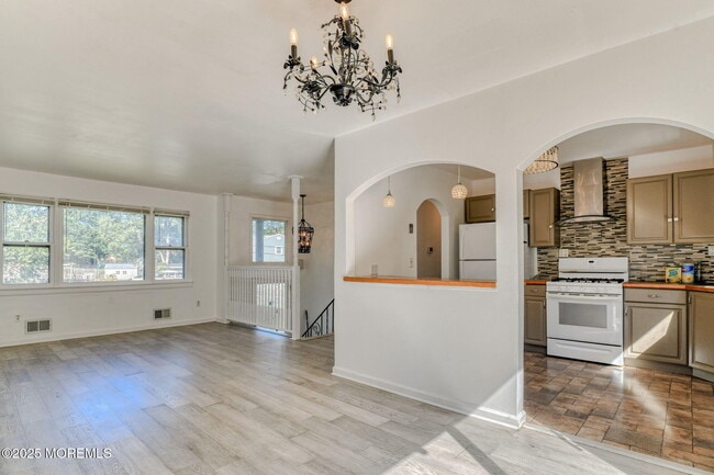 Building Photo - 204 Mill Creek Dr
