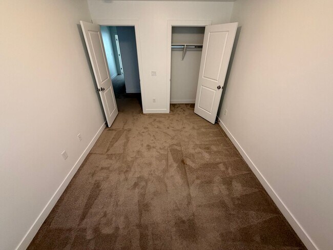 Building Photo - 498 1225 N