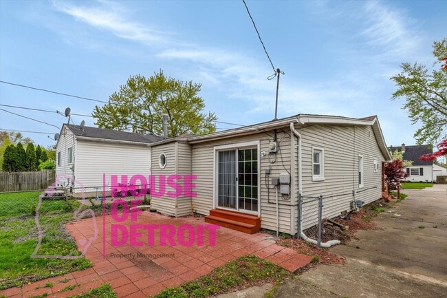 Building Photo - 2 BEDROOM | 1 BATH | FREE PRE SCREEN