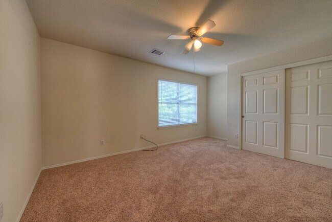 Building Photo - Very clean 4 BR 2.5 Bath