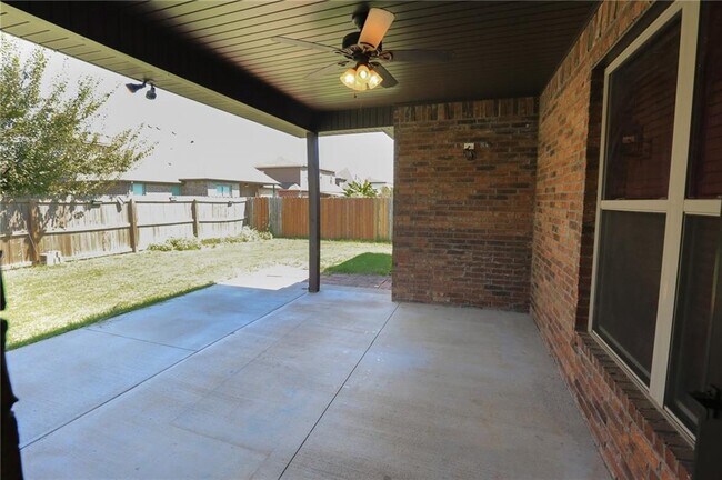 Building Photo - 2306 SW Cadwell Ave
