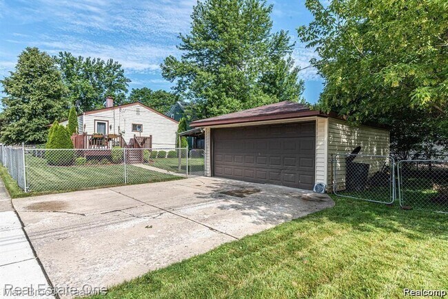 Building Photo - 3800 Elmhurst Ave