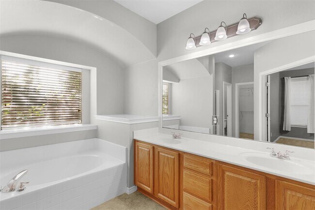 Building Photo - 2800 Mission Tejas Dr